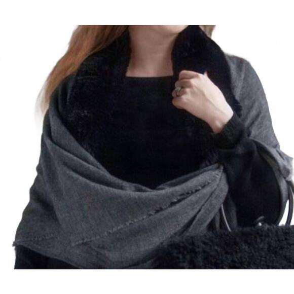 NEW MAISON PRELONGE faux fur & cashmere scarf in navy